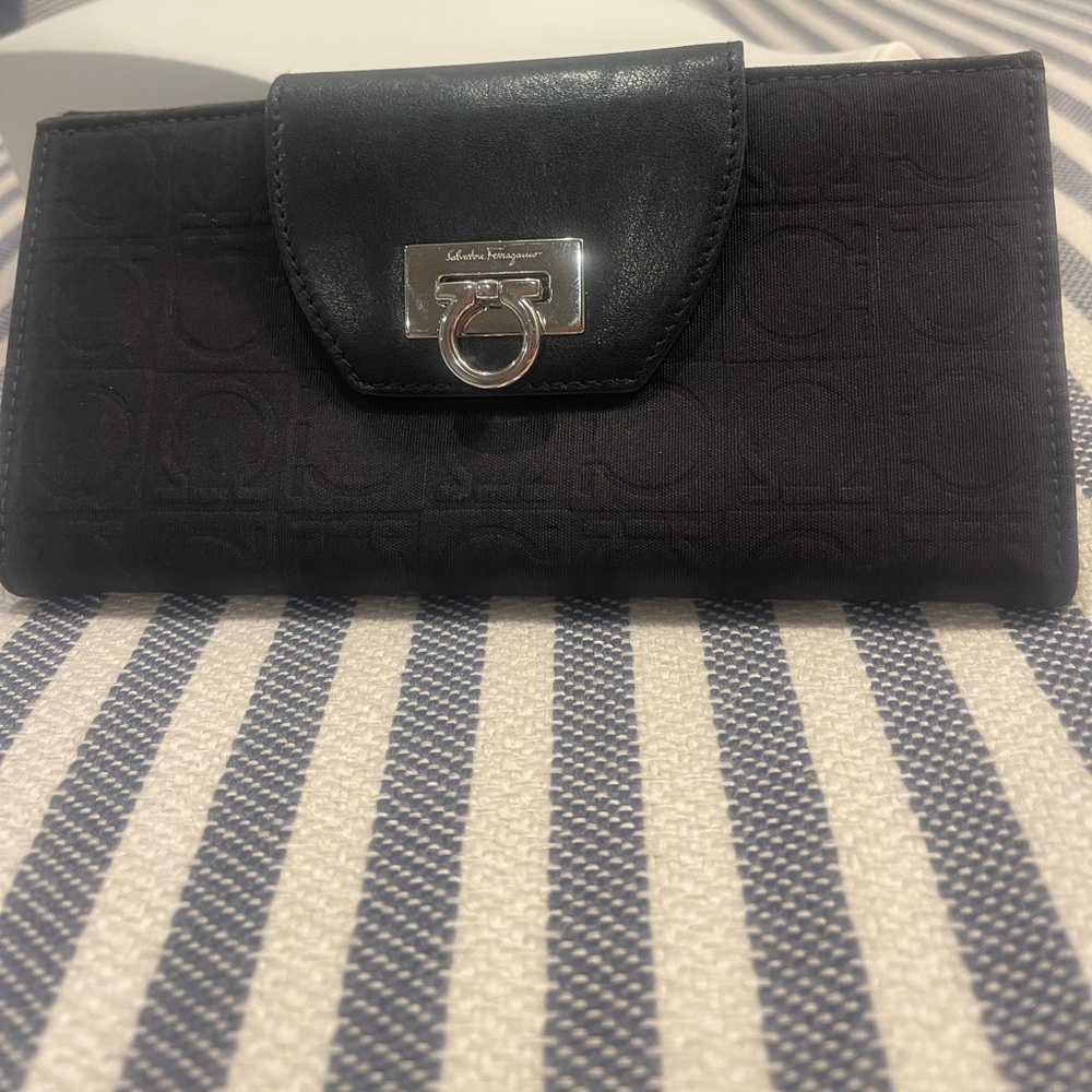 SALVATORE FERRAEGAMO Classic Black Wallet. 🖤🖤🖤